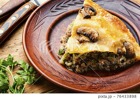 Whole meat pie with mushrooms,wooden background 76433898