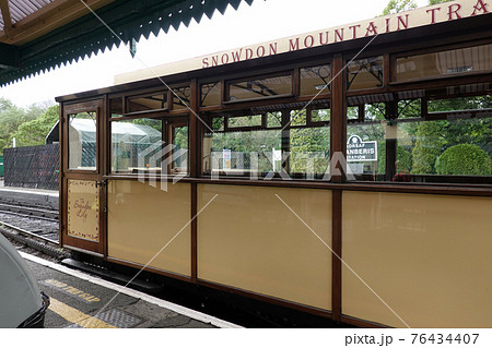 スノードン登山鉄道とランベリス駅 スノードン登山鉄道とランベリス駅 76434407