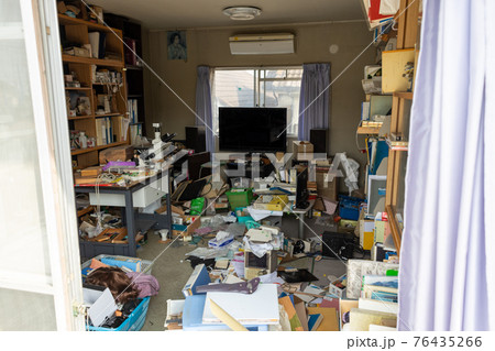 散らかり放題の部屋（ゴミ屋敷） 76435266