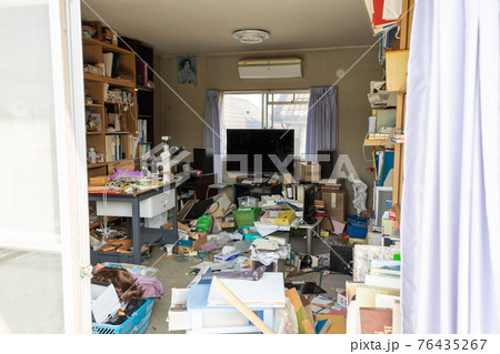 散らかり放題の部屋（ゴミ屋敷） 76435267