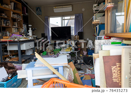 散らかり放題の部屋（ゴミ屋敷） 76435273