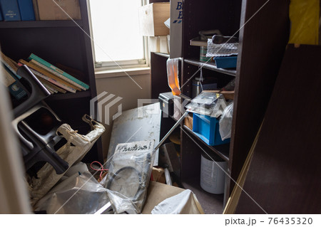 散らかり放題の部屋（ゴミ屋敷） 76435320