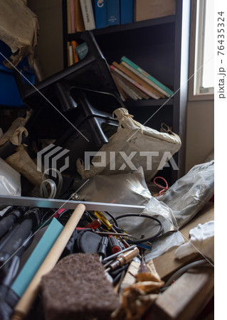 散らかり放題の部屋（ゴミ屋敷） 76435324