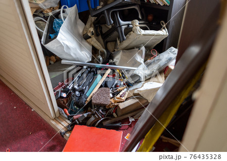 散らかり放題の部屋（ゴミ屋敷） 76435328