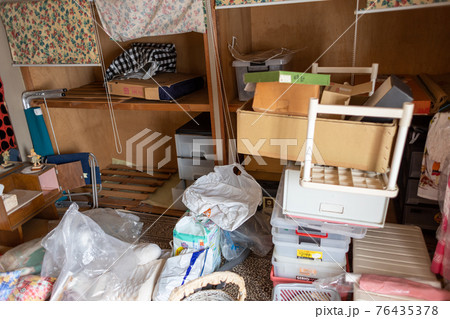 散らかり放題の部屋（ゴミ屋敷） 76435378