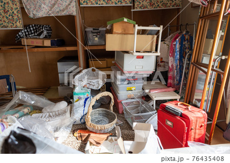 散らかり放題の部屋(ゴミ屋敷) 散らかり放題の部屋(ゴミ屋敷) 76435408