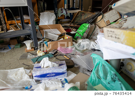 散らかり放題の部屋(ゴミ屋敷) 散らかり放題の部屋(ゴミ屋敷) 76435414