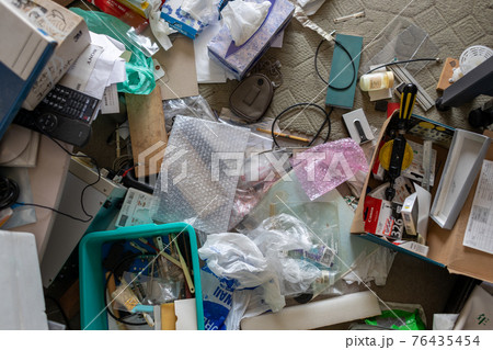 散らかり放題の部屋（ゴミ屋敷） 76435454