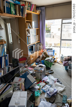 散らかり放題の部屋(ゴミ屋敷) 散らかり放題の部屋(ゴミ屋敷) 76435460