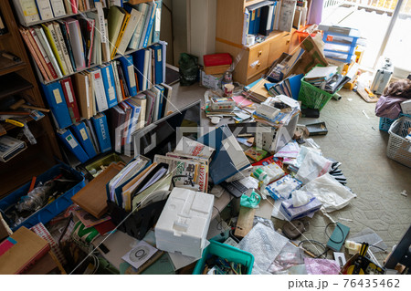 散らかり放題の部屋（ゴミ屋敷） 76435462