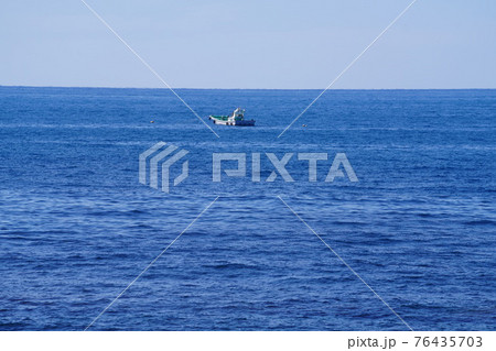 室戸沖に停泊する漁船 76435703