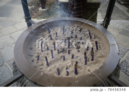 鎌倉銭洗弁天の常香炉 鎌倉銭洗弁天の常香炉 76436348