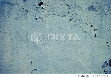 白い塗装がはげた壁のテクスチャ	 76436763