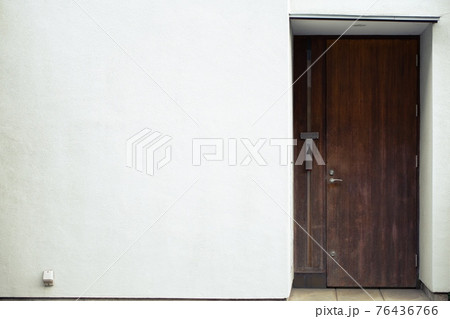 一軒家の木製のドア 76436766