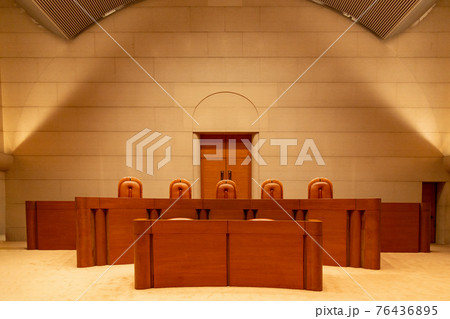 裁判所の小法廷 76436895