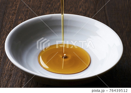 お皿にそそがれているごま油 76439512