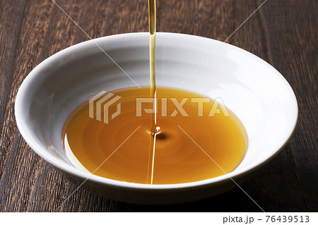 お皿にそそがれているごま油 76439513