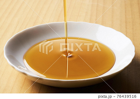 お皿にそそがれているごま油 76439516