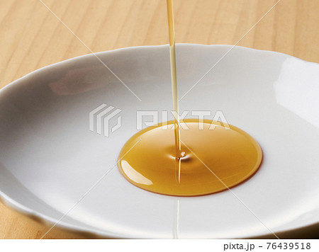 お皿にそそがれているごま油 76439518