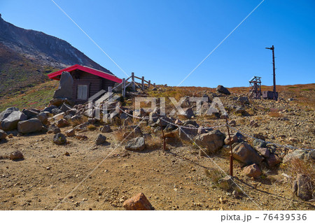 秋の栃木県那須岳の峰の茶屋避難小屋を北側から見る 76439536