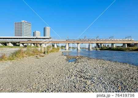 二子玉川駅のホームと多摩川 76439736