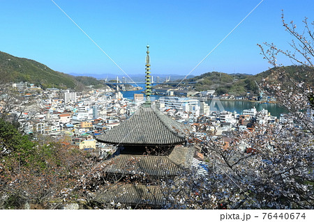 【広島県】天寧寺（三重塔）と尾道の町並み 76440674
