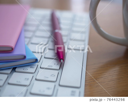 ビジネスイメージ・手帳・キーボード・女性 ビジネスイメージ・手帳・キーボード・女性 76443298
