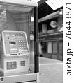レトロな雰囲気な街角にある電話ボックスのモノクロ写真 76443871