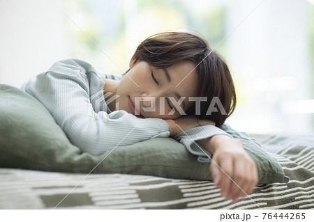 睡眠イメージ 76444265