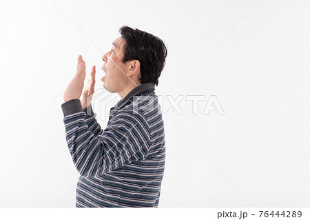 驚く　ビックリ　ミドル男性 76444289