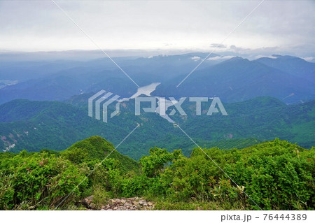 浅草岳山頂からの田子倉湖 76444389