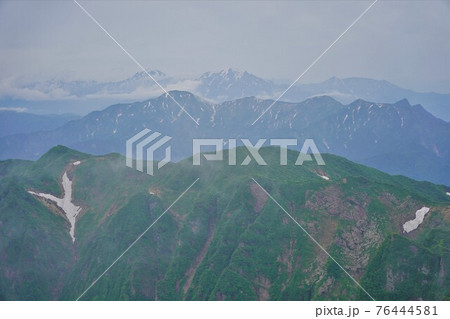 浅草岳からの毛猛山と越後三山 76444581