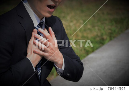 胸に手を当てているスーツを着た男性 胸に手を当てているスーツを着た男性 76444595