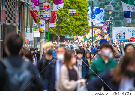 日本の東京都市景観　解除後。渋谷センター街から渋谷駅を望む。多くの人出。大阪905人最多＝4月8日 76444808