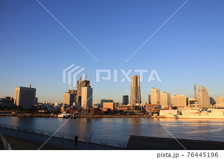 朝日に染まる横浜の街並みと遠景の富士山（1月）　撮影場所：大さん橋（神奈川県横浜市） 76445196