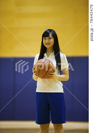 バスケ部の高校生 76445479