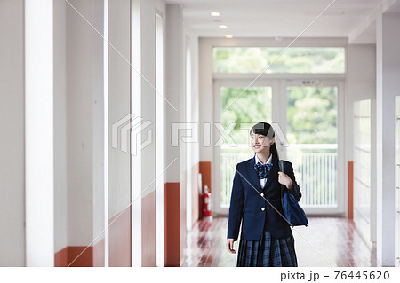 学校の廊下を歩く高校生 学校の廊下を歩く高校生 76445620