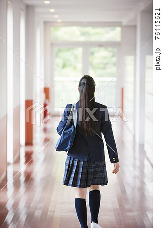 学校の廊下を歩く高校生 学校の廊下を歩く高校生 76445621