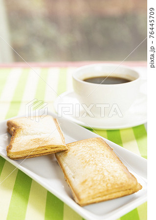 美味しいホットサンドとコーヒー 76445709