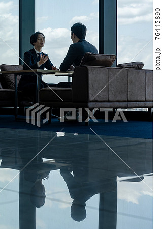 オフィスで会話するビジネスマン オフィスで会話するビジネスマン 76445890