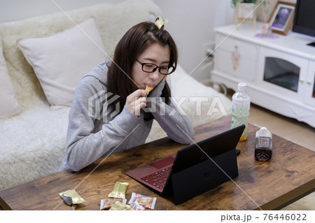 自宅でダラダラする女性 引きこもり 自粛 自宅でダラダラする女性 引きこもり 自粛 76446022