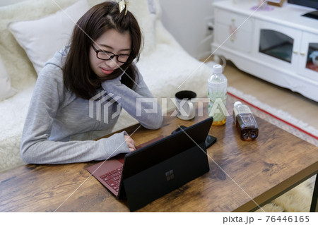 自宅でダラダラする女性 引きこもり 自粛 自宅でダラダラする女性 引きこもり 自粛 76446165