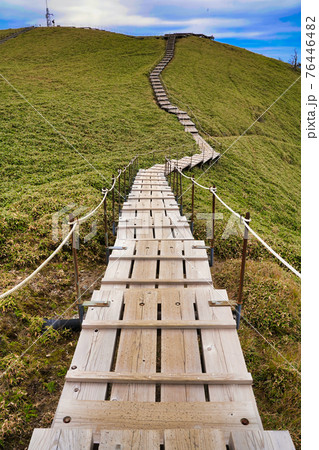 山頂に続く木道 山頂に続く木道 76446482