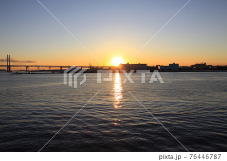 横浜の日の出と港と海(1月) 撮影場所:大さん橋(神奈川県横浜市) 横浜の日の出と港と海(1月) 撮影場所:大さん橋(神奈川県横浜市) 76446787