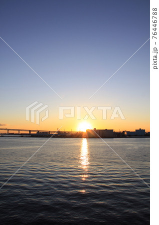横浜の日の出と港と海(1月) 撮影場所:大さん橋(神奈川県横浜市) 横浜の日の出と港と海(1月) 撮影場所:大さん橋(神奈川県横浜市) 76446788