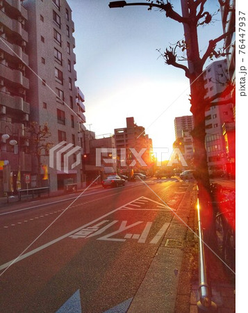 夕暮れのバス停 夕暮れのバス停 76447937