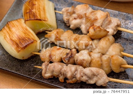 ふるさと納税の返礼品の焼き鳥とネギ ふるさと納税の返礼品の焼き鳥とネギ 76447951