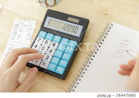 家計簿をつける女性 76447990