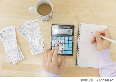 家計簿をつける女性 家計簿をつける女性 76448032