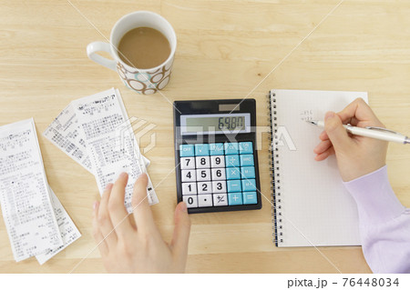 家計簿をつける女性 家計簿をつける女性 76448034